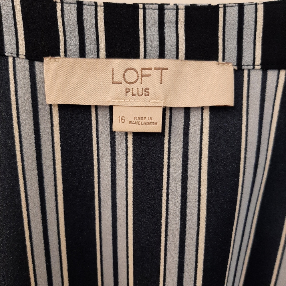 Size 16w Loft Wrap Top - image 2